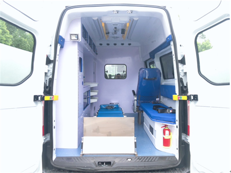 福特V362汽油中軸中頂監(jiān)護型救護車內(nèi)飾圖片.jpg